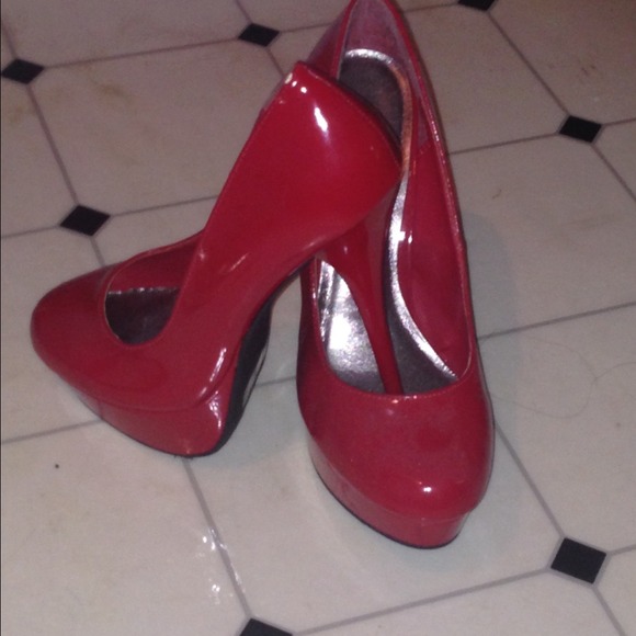 Red heels size 8