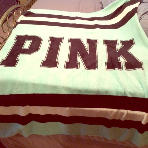 Victoria's Secret blanket 💤 PRICE FIRM NO TRADES