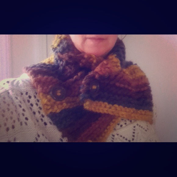 Chunky knit big buttons cowl
