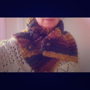 Chunky knit big buttons cowl