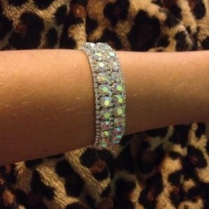 Bracelet with iridescent gems