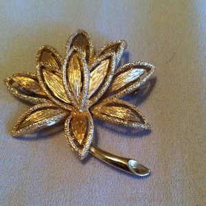 Beautiful gold tone brooch by Avon