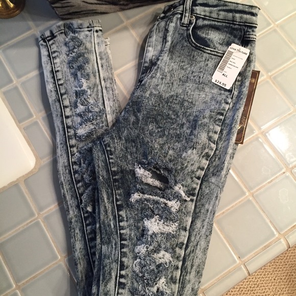 NWT High waisted Ripped jeans - size 7
