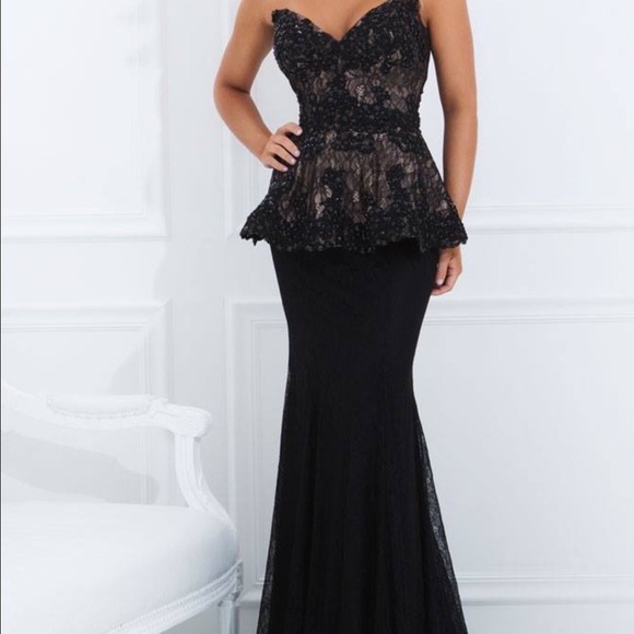 Tony Bowl Size 4 Lace Peplum dress. - Picture 2 of 3