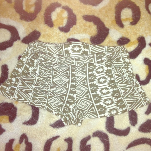 MAKE AN OFFER‼️ Green pattern soft casual shorts - Picture 1 of 4