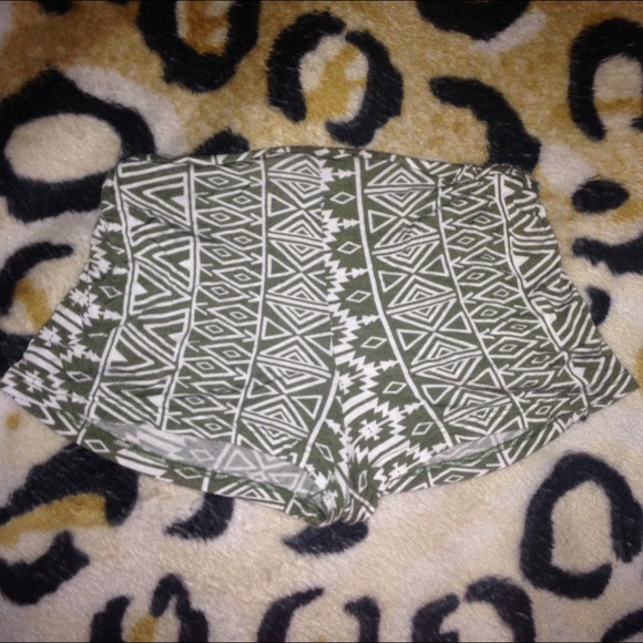 MAKE AN OFFER‼️ Green pattern soft casual shorts - Picture 2 of 4