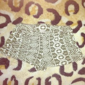 MAKE AN OFFER‼️ Green pattern soft casual shorts