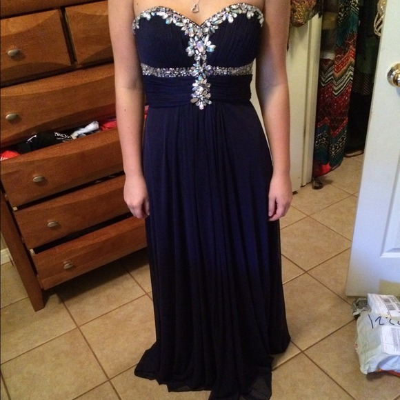Caché Prom dress - Picture 2 of 3