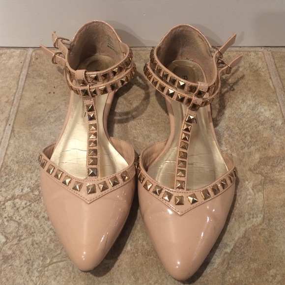 Nude studded flats, lightly worn, size 6! - Picture 1 of 3