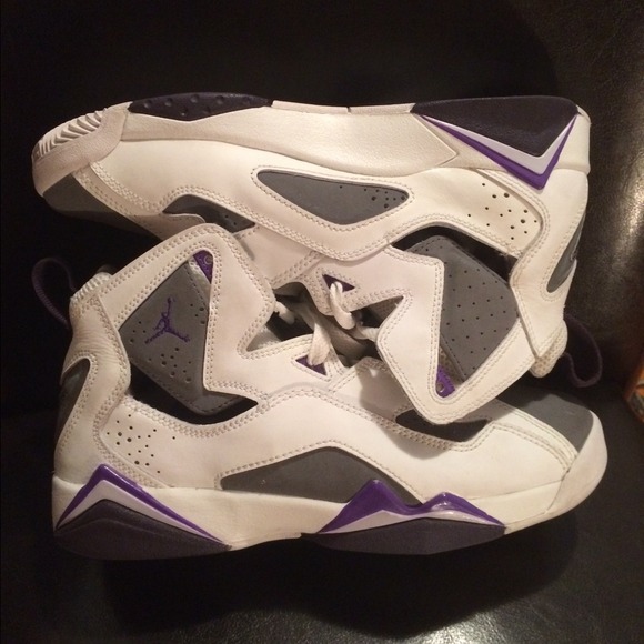 👾 True Flight Cool Grey/Purple Jordan's 👾