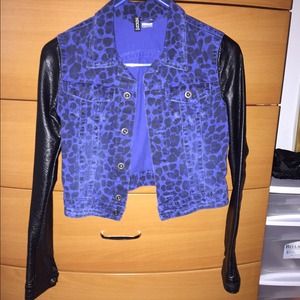 Jean jacket with leather sleeves