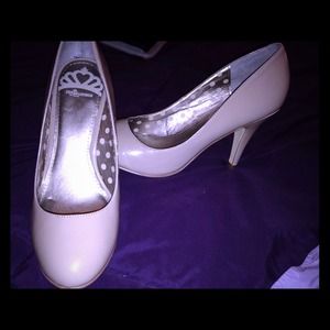 size 7.5 casual pump
