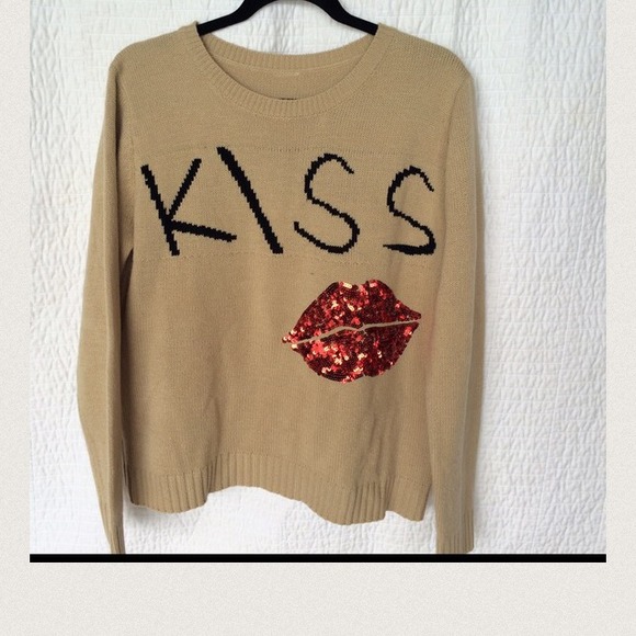βοΈβοΈπππHOST PICKππππCute "Kiss" sweater - Picture 2 of 2