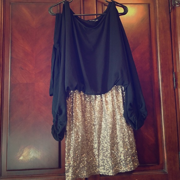 Black long sleeve. Gold sequins skirt - Picture 1 of 4