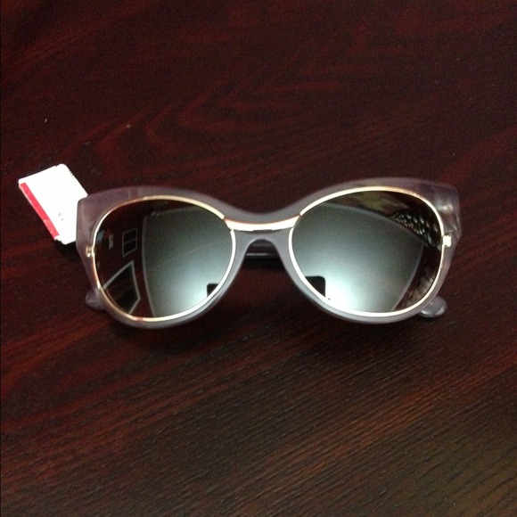 Vera Wang Sunglass