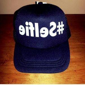 NEW SELFIE HAT BLACK