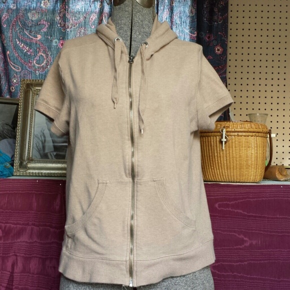 Short sleeve hoodie