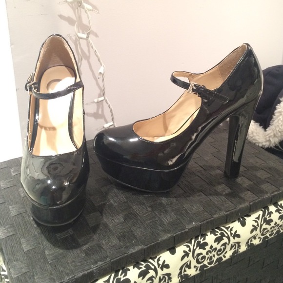 Guess pumps