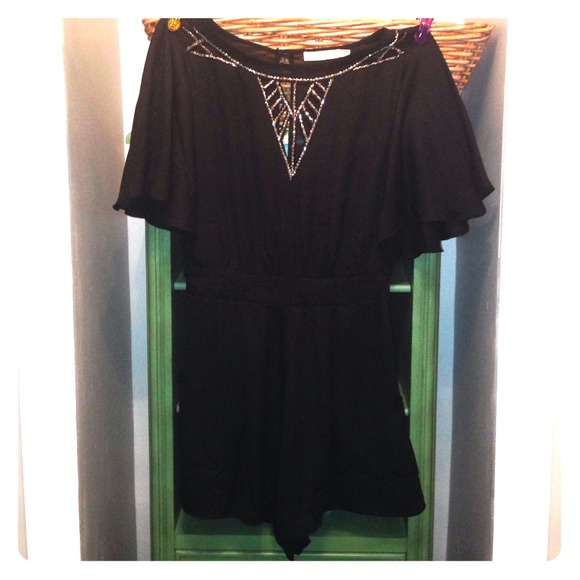 🚨 DONATING IN 12 hrNWOT Beautiful Dressy Romper!!