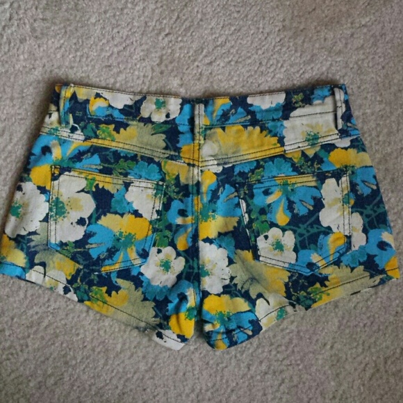 Floral Shorts - Picture 2 of 3