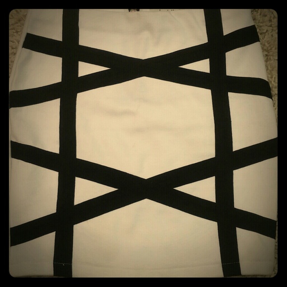 🚫SOLD🚫Black and white bodycon skirt
