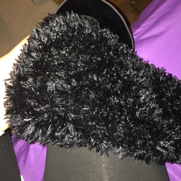 Black scarf - Picture 2 of 2