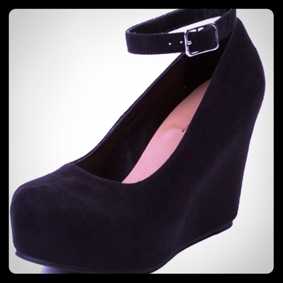 BLACK SUEDE WEDGE!