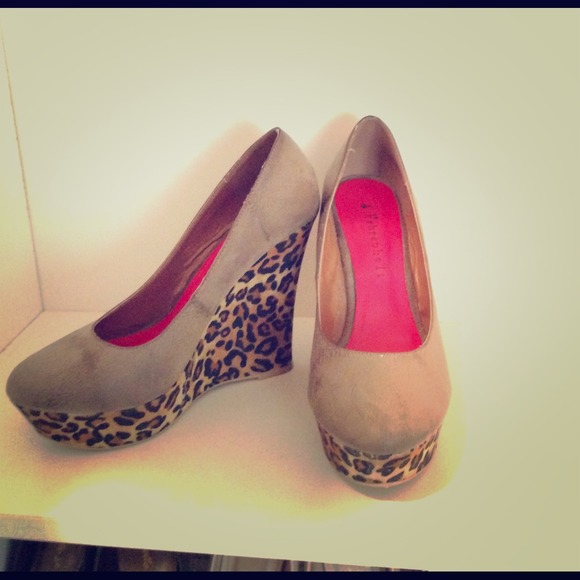 Fierce taupe/leopard wedges
