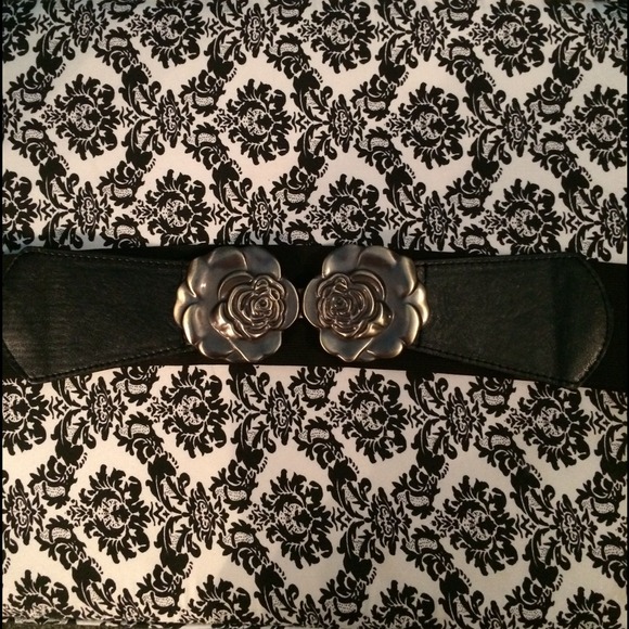 torrid Accessories - Black stretchy buckle belt.