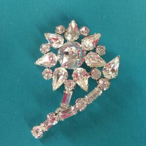 Gorgeous vintage rhinestone flower pin