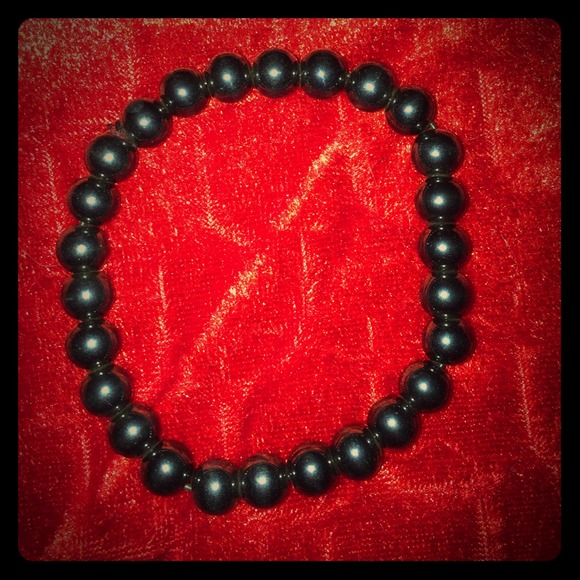 Magnetic stretchy bracelet