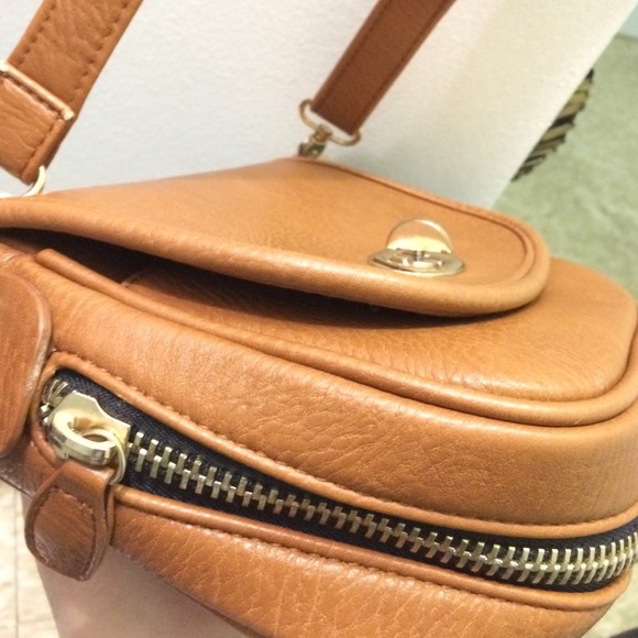 🚫SOLD brown faux leather crossbody satchel - Picture 2 of 4