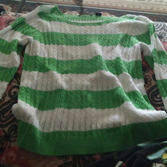 A sweater shirt - Picture 1 of 1