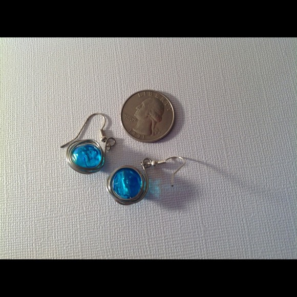 Blue earring - Picture 3 of 4