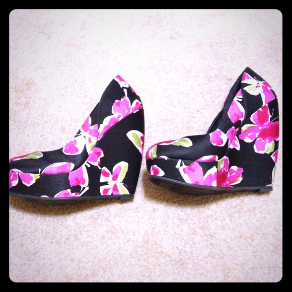 **RESERVED**Elle Satin 5.5in wedge heels