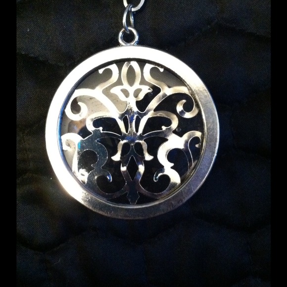 Large Silver Pendant Necklace✨🌟 - Picture 3 of 4