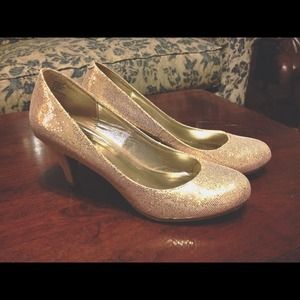 GOLD SPARKLY HEELS