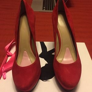 Paris Hilton red pumps