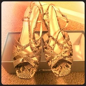 Women's dress shoes. Size 8. Used. Brown color.