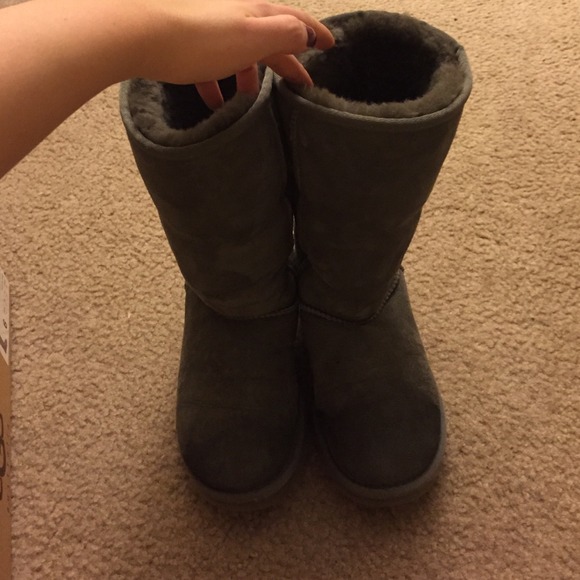 Worn. Have water stains in the front - Picture 2 of 4