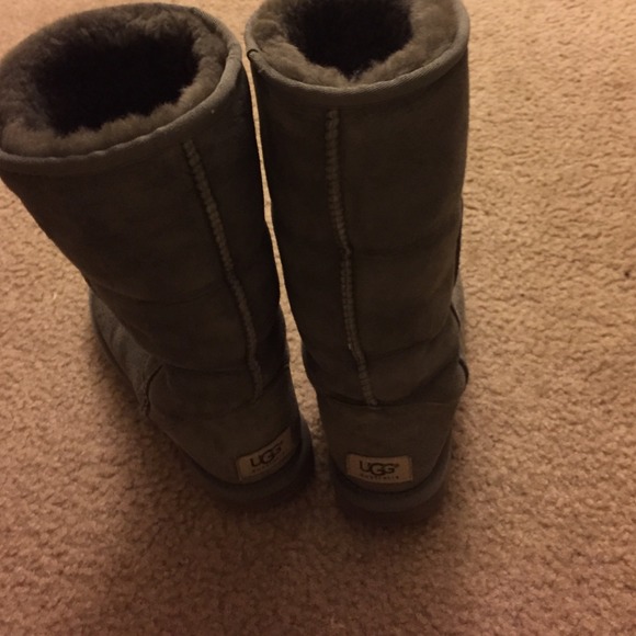 Worn. Have water stains in the front - Picture 3 of 4