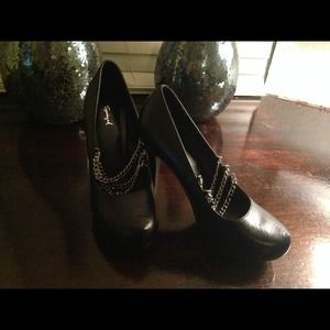Black leather heels with sliver chains. 👽