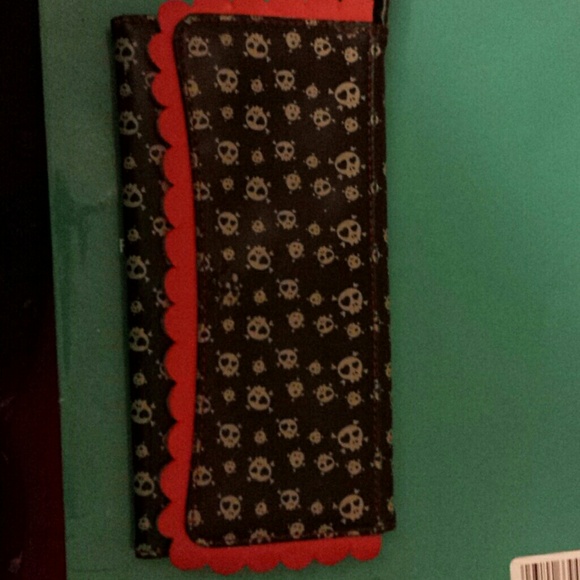 Skull wristlet wallet/clutch