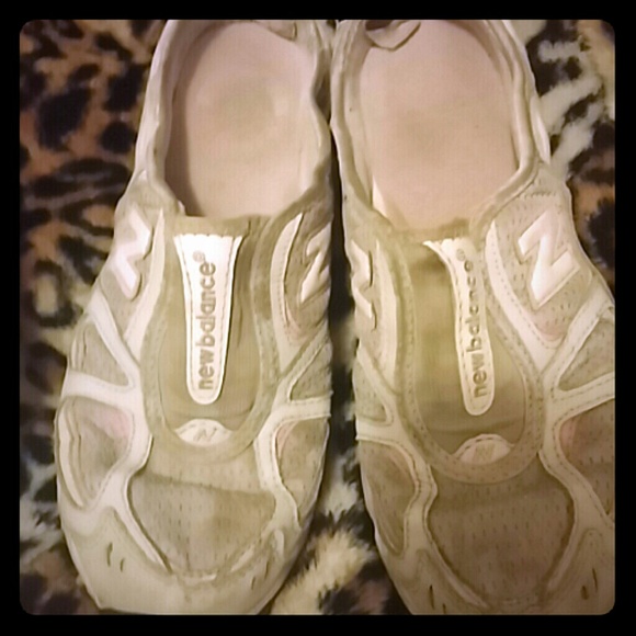 Very used NB tennis shoes