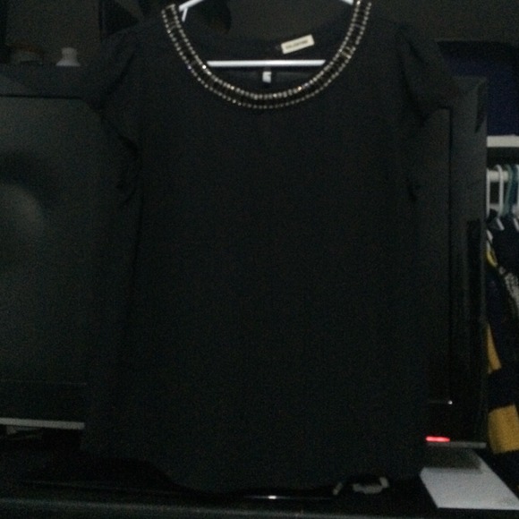 Black shiny top.👌