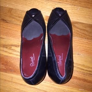 Black genuine leather, conferrable, 3 inch heels.