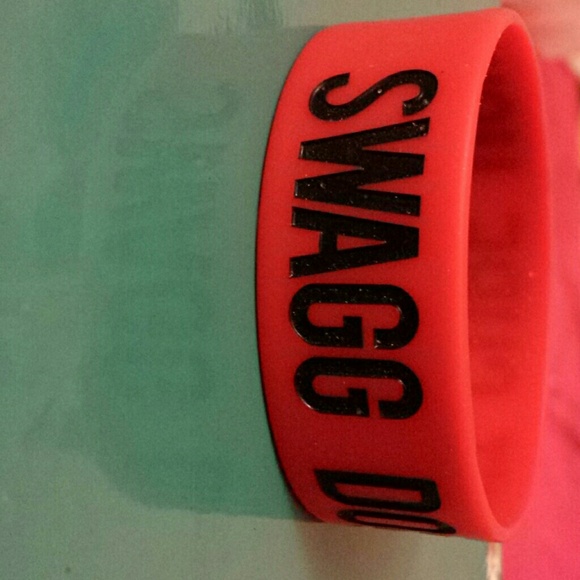 Red bracelet "Swagg doesn't cure ugly"