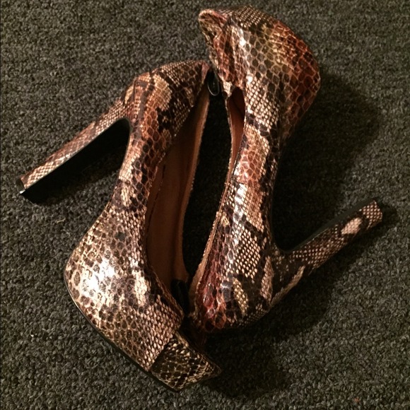 Snake skin peep toe shoes size 9