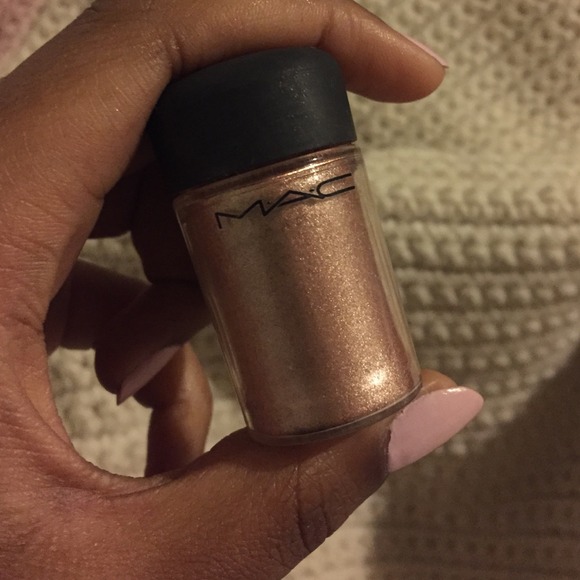 MAC Cosmetics pigment in Tan