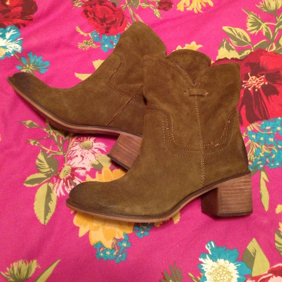 Franco Sarto Boots - NWOT Franco Sarto suede olive booties